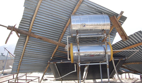 GÖKSUN DA ŞİDDETLİ RÜZGAR  ÇATILARI UÇURDU