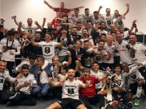 Beşiktaşlılar'dan şampiyonluk pozu