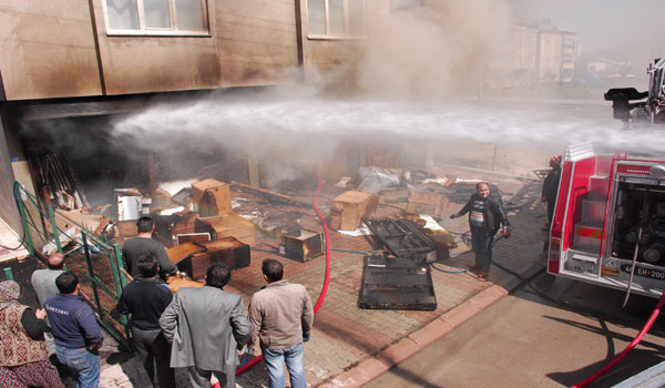 MOBİLYA DEPOSUNDA ÇIKAN YANGIN KORKUTTU