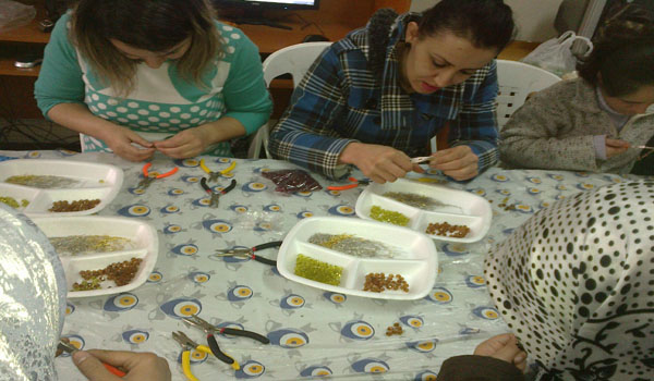 ENGELLİ GENÇLER HEDİYELİK EŞYA YAPACAK