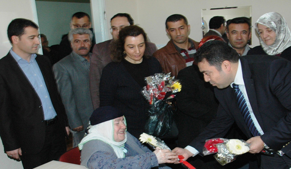 AK PARTİDEN YAŞLILARA ZİYARET