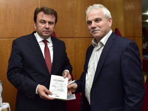 Plaketleri Başkan Erkoç takdim etti