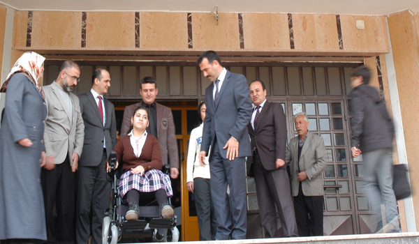 GÜLMEZ, ENGELLİLERİ GÜLDÜRMEYE DEVAM EDİYOR!