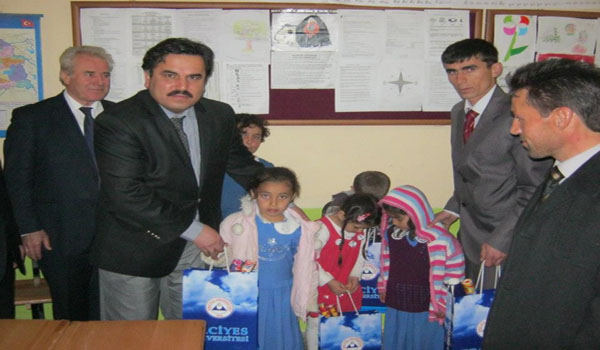 ÜNİVERSİTELİLERDEN GÖKSUNLU ÖĞRENCİLERE YARDIM