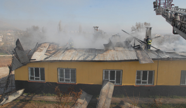 ELBİSTAN'DA OKULDA YANGIN