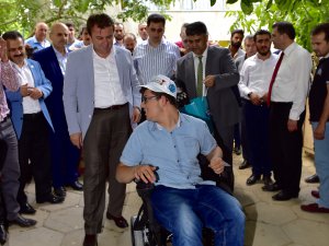 AKÜLÜ SANDALYE YÜZÜNÜ GÜLDÜRDÜ