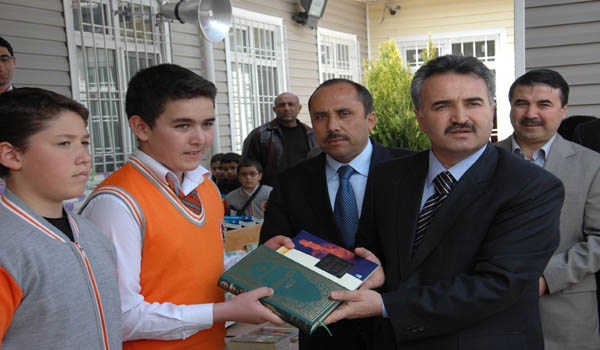 KARDEŞ OKULDAN ÖĞRENCİLERE KİTAP