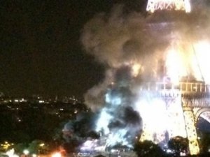 Eyfel Kulesi dumanlar altında