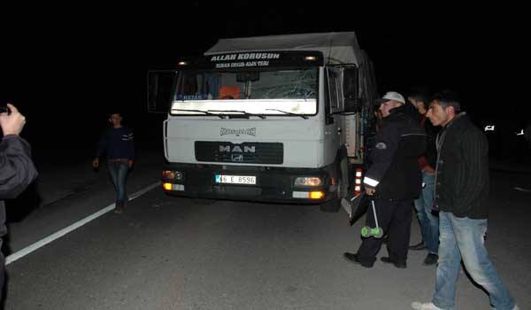 KAMYONUN ÇARPTIĞI GENÇ HAYATINI KAYBETTİ