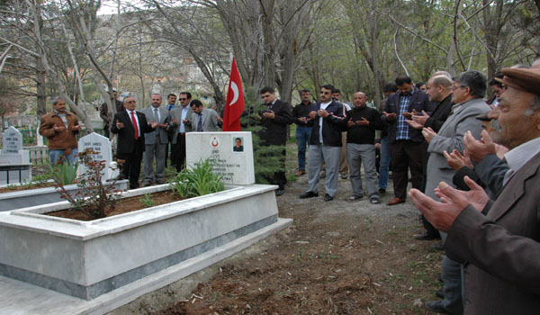 ŞEHİT JANDARMA ÇAVUŞ MEHMET İNAN MEZARI BAŞINDA ANILDI