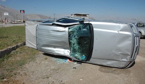 TAKLA ATAN KAMYONETİN SÜRÜCÜSÜ YARALINDI