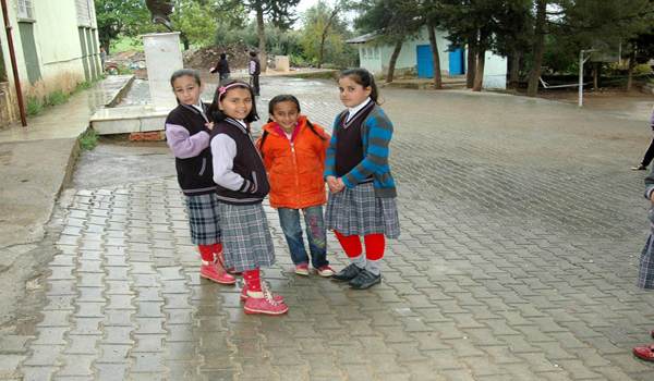 BAŞKAN OKUMUŞ AKÇALI KÖYÜ İLKÖĞRETİM OKULUNA KİLİT PARKE DÖŞETTİ