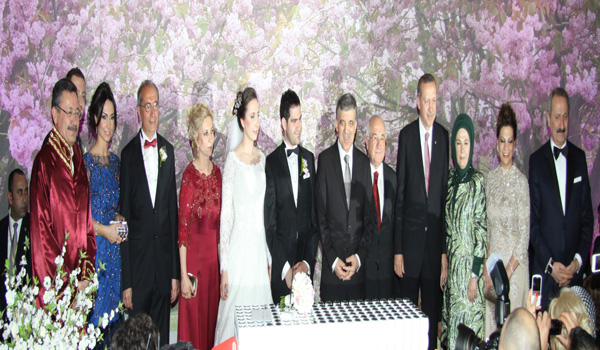 EKONOMİ BAKANI ÇAĞLAYAN'IN OĞLU DÜNYA EVİNE GİRDİ