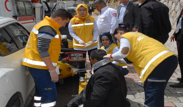 ENGELLİ ARACI OTOMOBİLE ÇARPTI: 1 YARALI