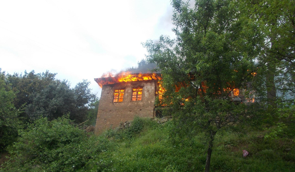 ELEKTRİK KONTAĞINDAN ÇIKAN YANGIN EVİ KÜL ETTİ