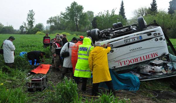 OTOBÜS DEVRİLDİ: 5 ÖLÜ, 21 YARALI