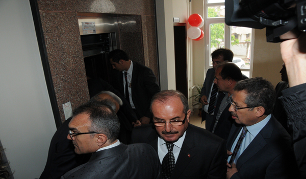 BAKAN ŞAHİN, ASANSÖRÜN AZİZLİĞİNE UĞRADI