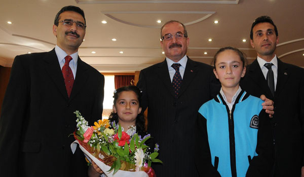 KÜÇÜK VALİLER MAKAM KOLTUĞUNDA