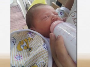 Yeni doğmuş bebeği sokağa attılar