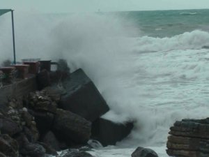 Dev dalgalar sahilleri dövüyor