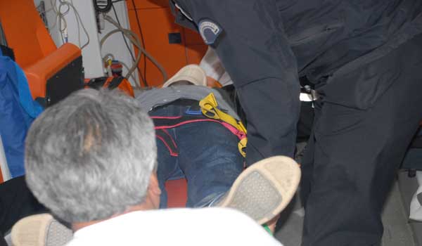 YOLDA YÜRÜRKEN KENDİNİ VURDU