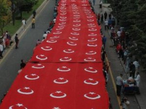 Külliye’den AK Parti binasına dev Türk bayrağı açıldı