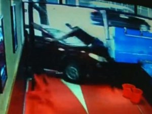 Kadın sürücü aracıyla balık restoranına daldı