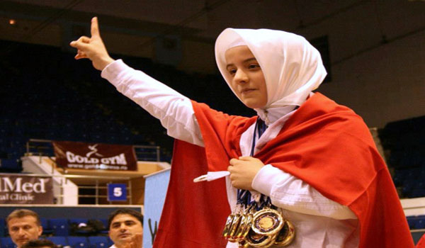 BAŞÖRTÜLÜ ŞAMPİYON KIZA 'YILIN SPORCUSU' ÖDÜLÜ