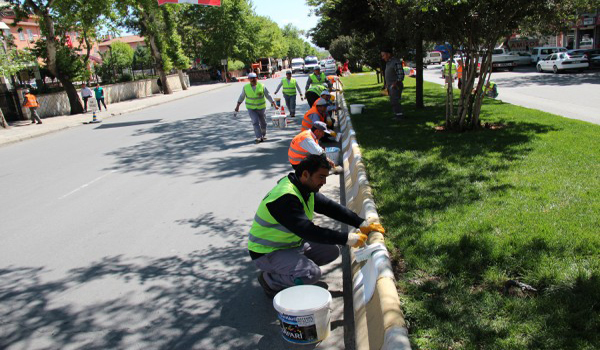 REFÜJLER ÇİÇEKLERLE BEZENİYOR