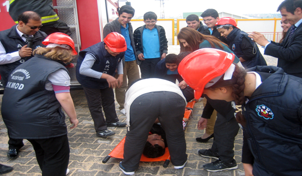 OKULLARDA EĞİTİM VE TATBİKAT DEVAM EDİYOROKULLARDA EĞİTİM VE TATBİKAT DEVAM EDİYOR