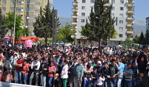 KAHRAMANMARAŞ PİAZZA'NIN İLK GÜN ZİYARETÇİSİ 120 BİNİ GEÇTİ