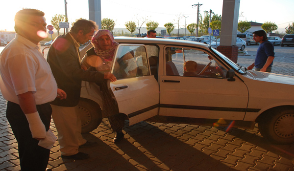 CENAZE YEMEĞİNDEN ZEHİRLENDİLER