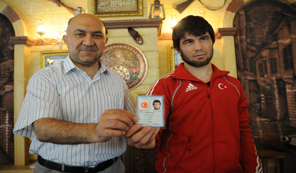 TÜRK VATANDAŞI OLDU, MİLLETVEKİLİNİN SOYADINI ALDI