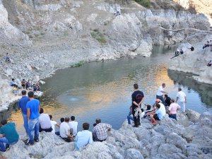 Arkadaşını kurtarmak isterken canından oldu