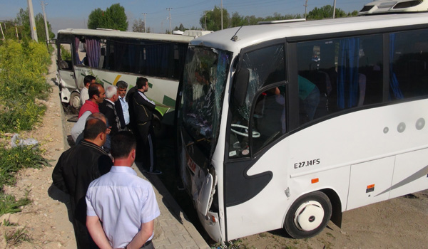 ÖĞRENCİ SERVİSİ İLE İŞÇİ SERVİSİ ÇARPIŞTI: 15 YARALI