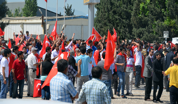 AKİL İNSANLARI PROTESTO EDEN GRUBA GAZ BOMBALI MÜDAHALE