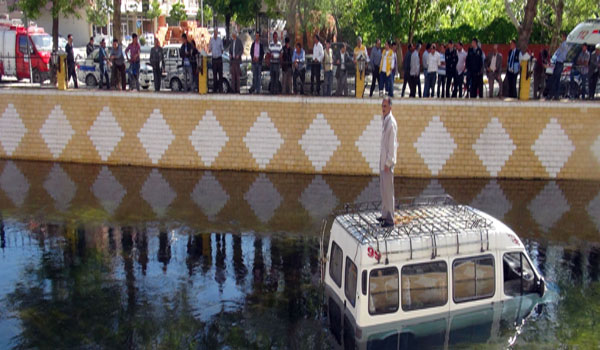 ÇALIŞTIRMAK İSTEDİĞİ MİNİBÜSLE NEHRE DÜŞTÜ