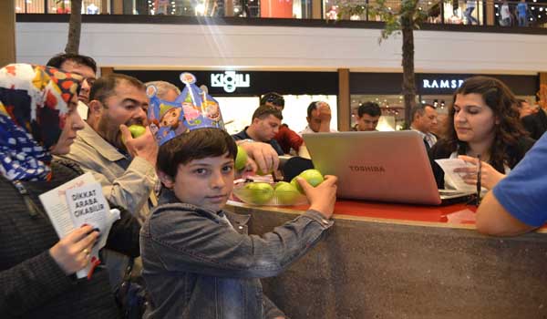 PİAZZA'DA ELMALI VE KURABİYELİ ALIŞVERİŞ