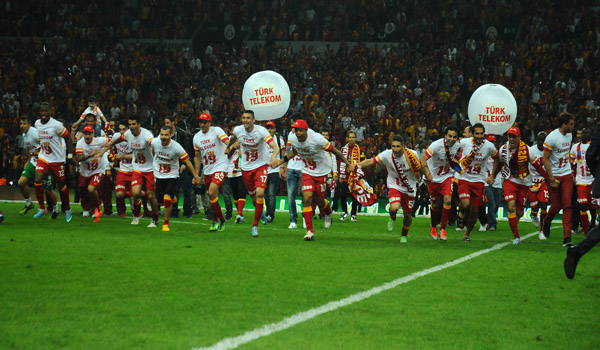 GALATASARAYLI FUTBOLCULARIN ŞAMPİYONLUK SEVİNCİ