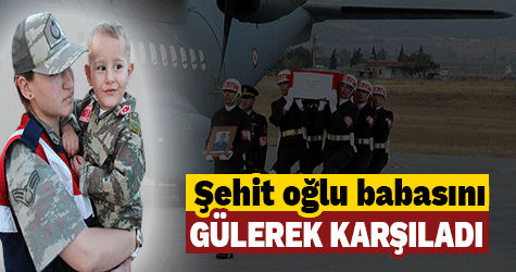 Şehit oğlu babasını gülerek karşıladı
