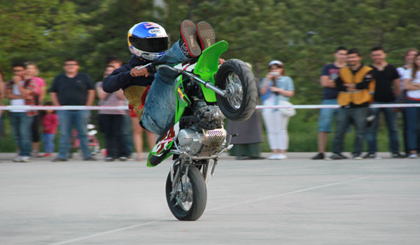 KENAN SOFUOĞLU, MOTOSİKLETİYLE ODTÜ'DE DANS ETTİ