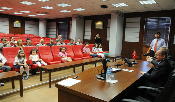 VALİ KOCATEPE ÖĞRENCİLERİ ÖDÜLLENDİRDİ