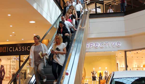 PİAZZA'DA MERDİVENLER HAREKETLİ YAŞAM İÇİN DURDU