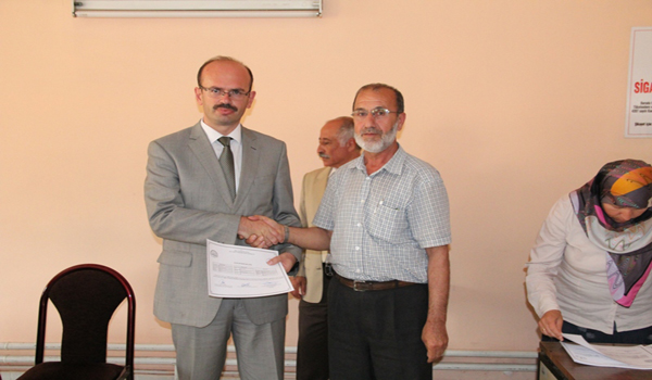 TIBBİ ve AROMATİK BİTKİLER KURSUNDA BAŞARI GÖSTERENLERE BELGELERİ VERİLDİ