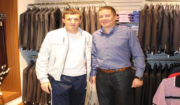 ŞAMPİYONLARA TAKIM ELBİSELİ TEŞEKKÜR