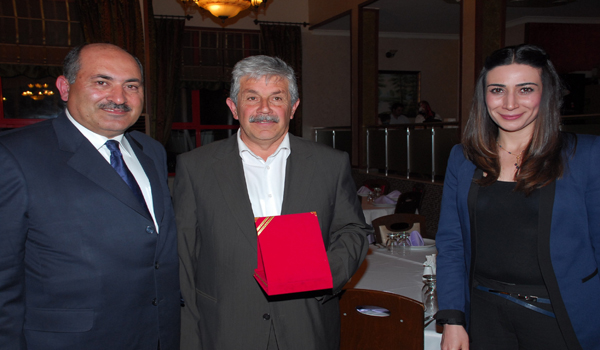 MESLEKTE 30 YILINI DOLDURAN ECZACILARA PLAKET