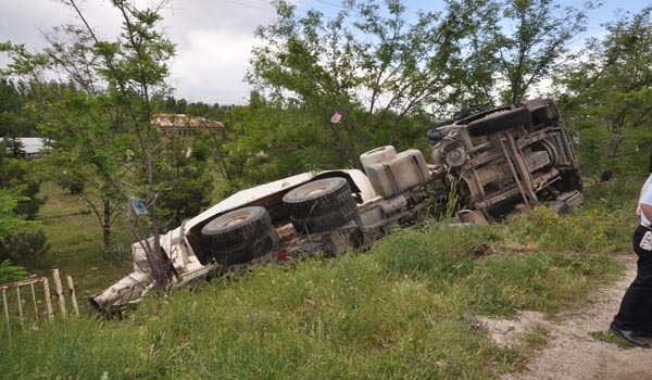 KONTROLDEN ÇIKAN BETON MİKSERİ ŞARAMPOLE UÇTU