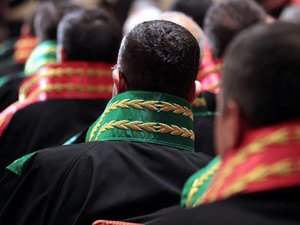 2 hakim görevden alındı