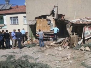 Freni patlayan kamyon eve daldı: 1 ölü, 6 yaralı