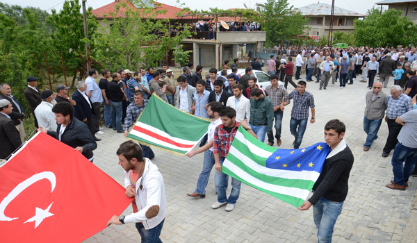 ÇEÇEN FAHRİ KONSOLOS MEDET ÜNLÜ, SON YOLCULUĞUNA UĞURLANDI